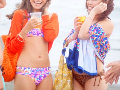 湘南の海岸にいた巨乳の女の子たち！太くて固いのを見せたら、大喜びでオマンコを全開にしてくれたので、生で嵌めちゃった！