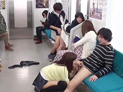 電車の中でＯＬサンが強姦されている！女子高生がオチンチンを咥えている！なぜこうゆうふうになったのか？